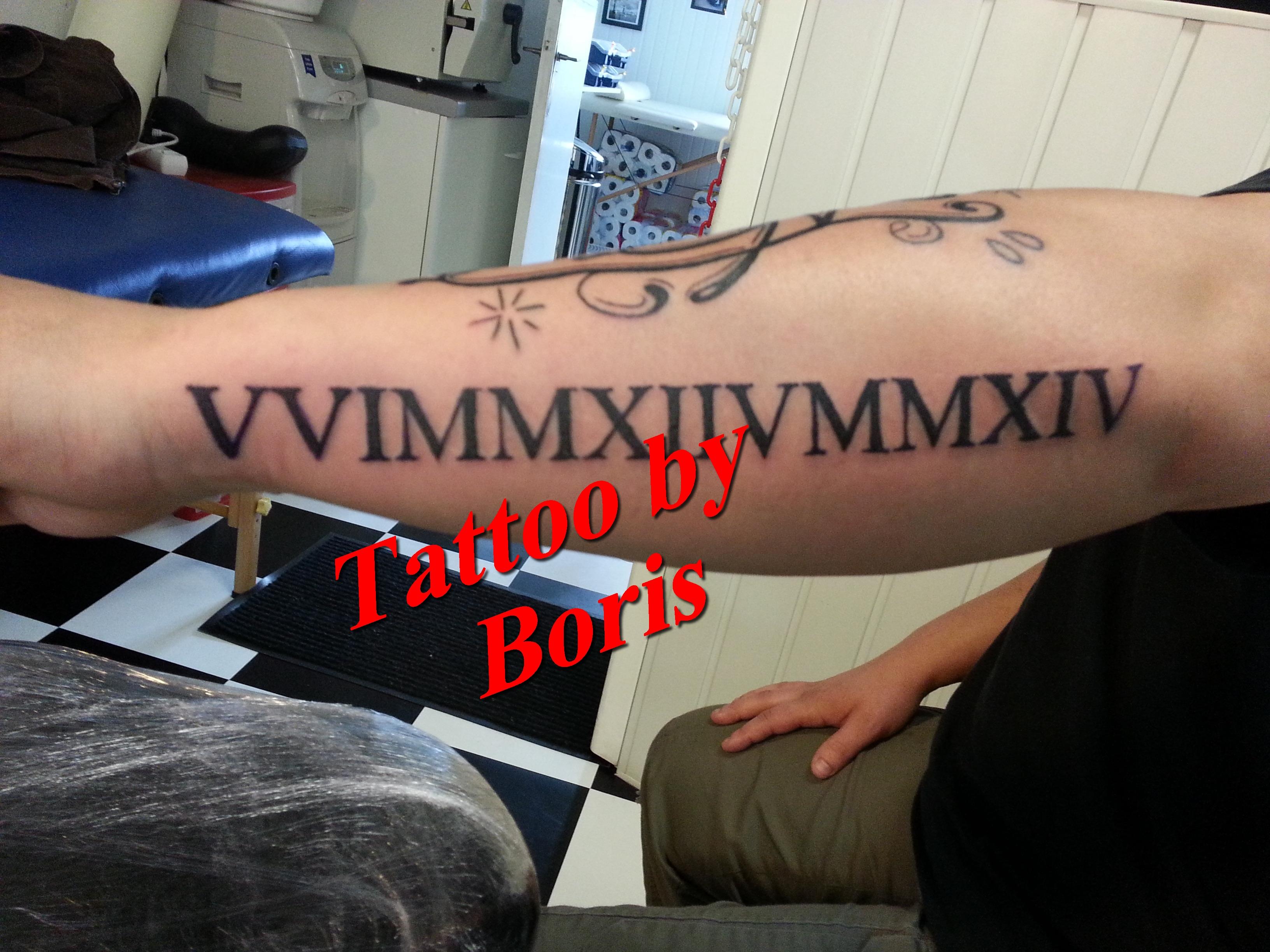 tatouage avant bras lettre romaine