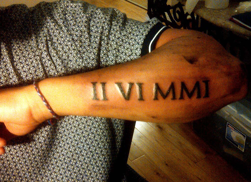 tatouage avant bras lettre romaine