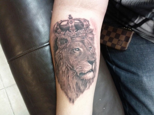 Tatouage avant bras lion