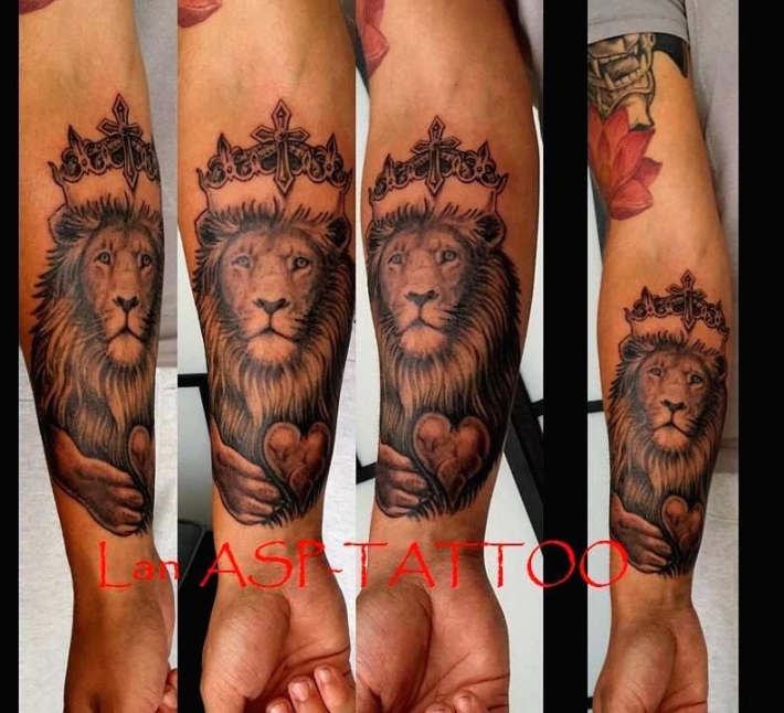 tatouage avant bras lion