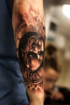 tatouage avant bras noir et blanc