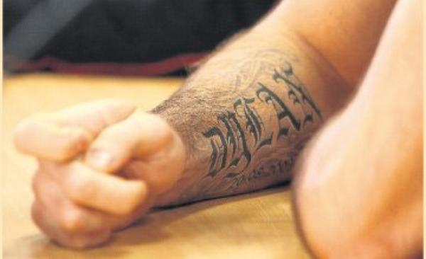 Tatouage avant bras poilu