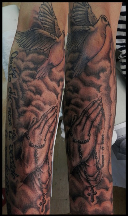 tatouage avant bras religieux