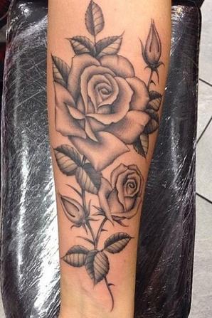 tatouage avant bras rose