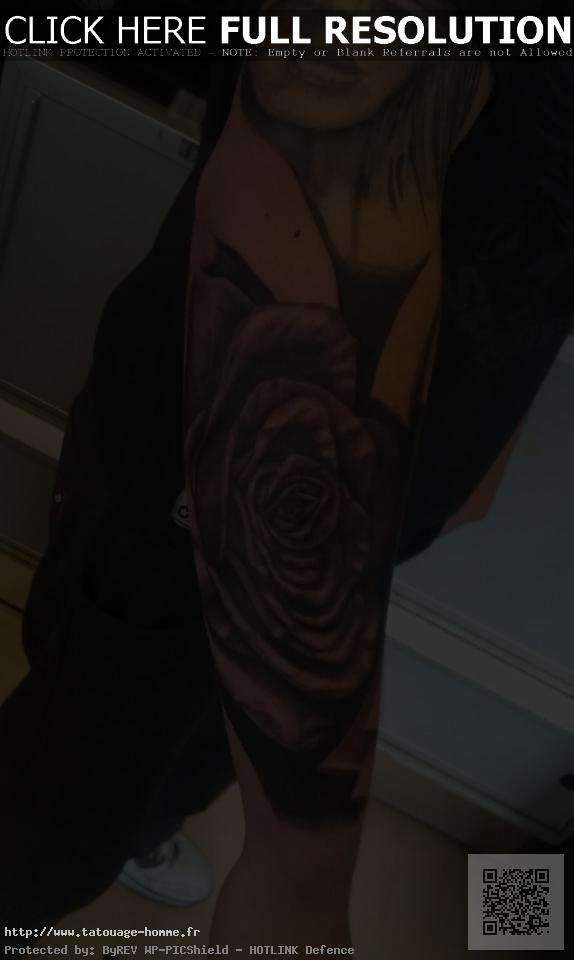 tatouage avant bras rose