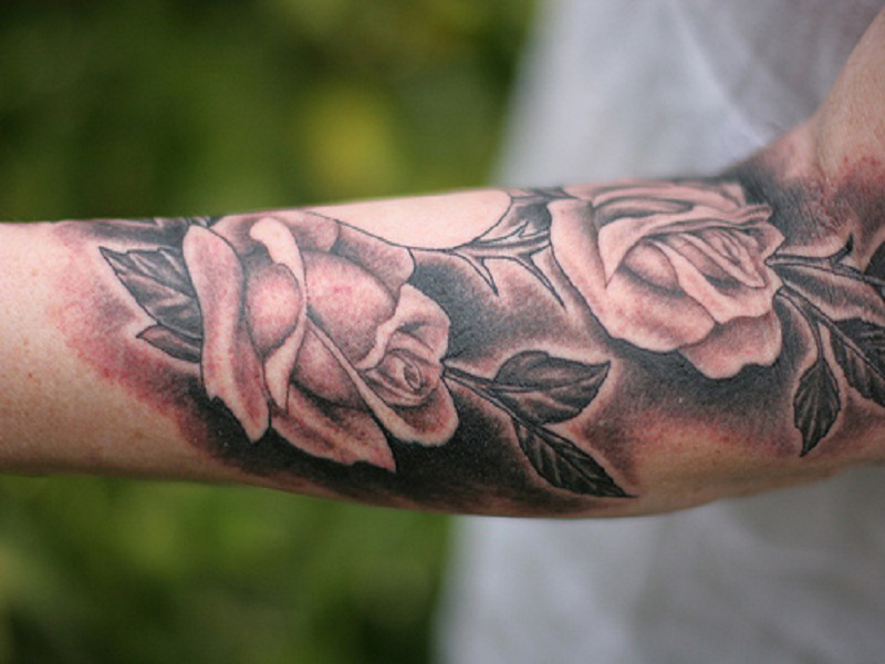 tatouage avant bras rose