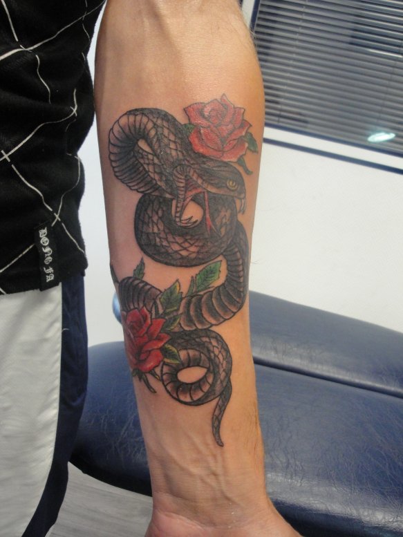 tatouage avant bras serpent