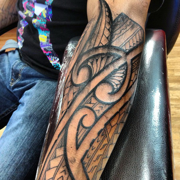 tatouage avant bras tahitien
