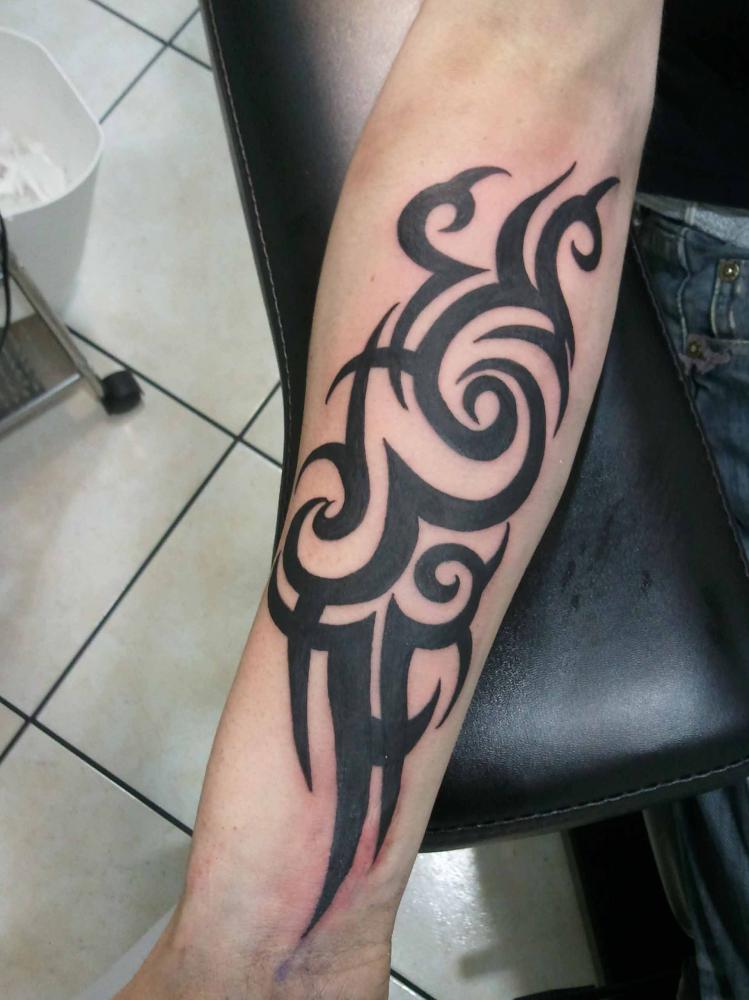 tatouage avant bras tribal homme