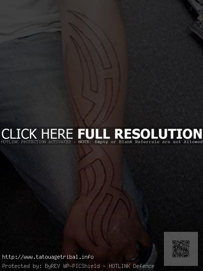 tatouage avant bras tribal homme