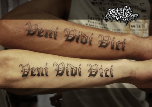 tatouage avant bras veni vidi vici
