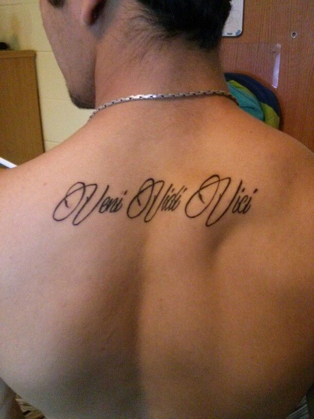 tatouage avant bras veni vidi vici