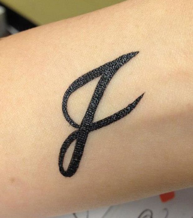 tatouage avec initiale j