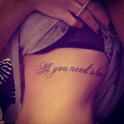 tatouage avec phrase d'amour