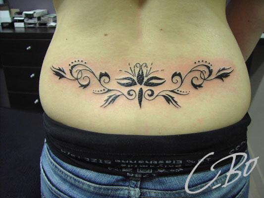 tatouage bas du dos arabesque