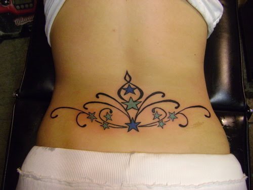 tatouage bas du dos arabesque