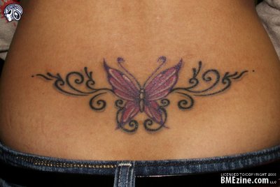 tatouage bas du dos avec papillon