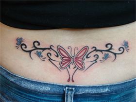 tatouage bas du dos avec papillon