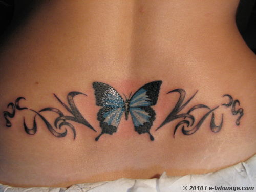 tatouage bas du dos avec papillon
