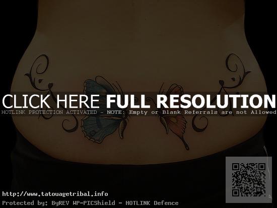 tatouage bas du dos avec papillon