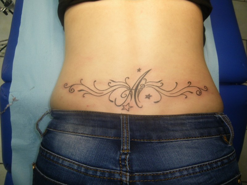 tatouage bas du dos femme arabesque