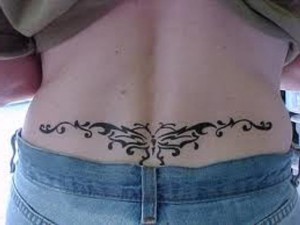 tatouage bas du dos femme arabesque