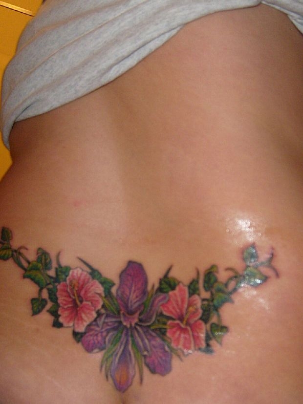 tatouage bas du dos femme fleur