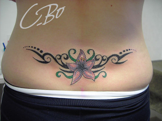 tatouage bas du dos femme fleur