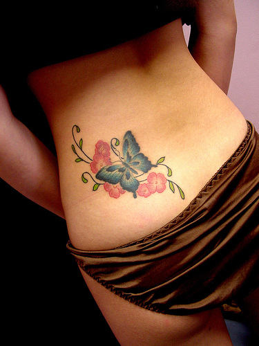 tatouage bas du dos femme fleur