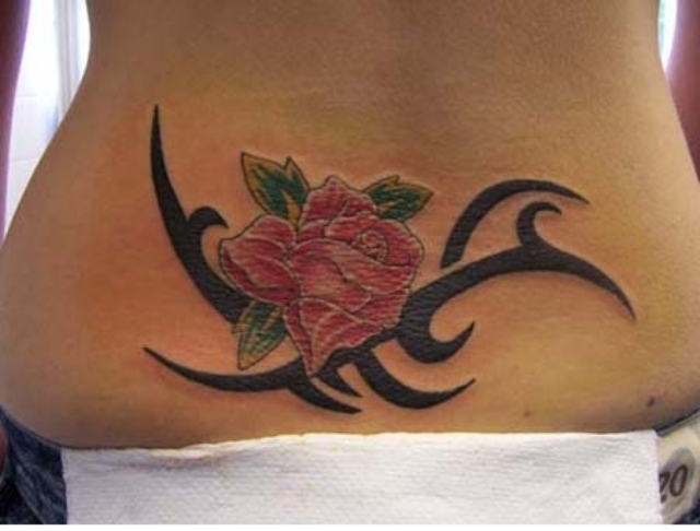 tatouage bas du dos femme fleur
