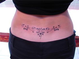 tatouage bas du dos femme fleur