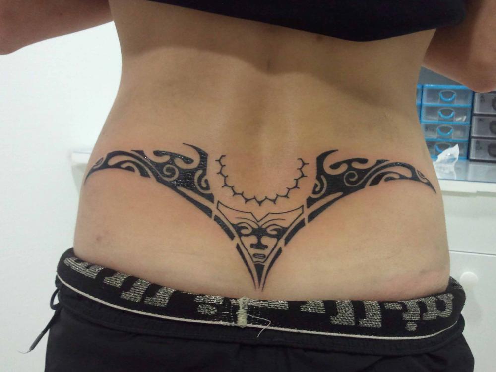 tatouage bas du dos femme polynésien