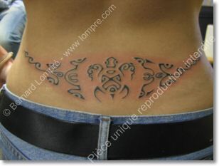 tatouage bas du dos femme polynésien