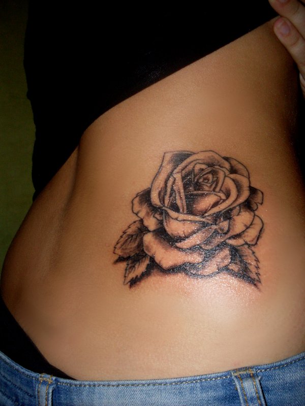 tatouage bas du dos femme rose
