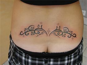 tatouage bas du dos femme tribal