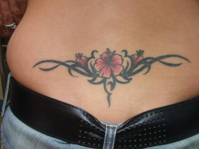 tatouage bas du dos fleur