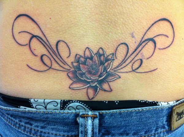 Tatouage bas du dos fleur de lotus