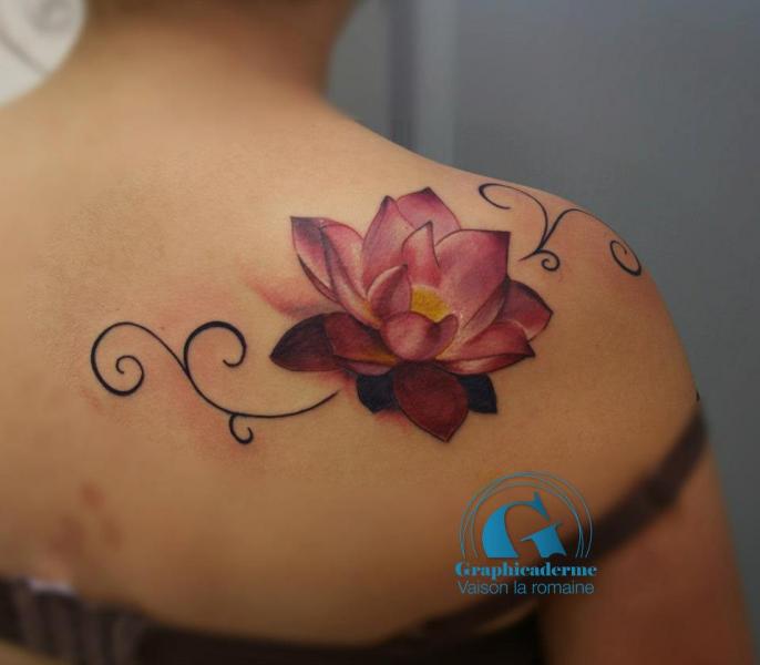 tatouage bas du dos fleur de lotus