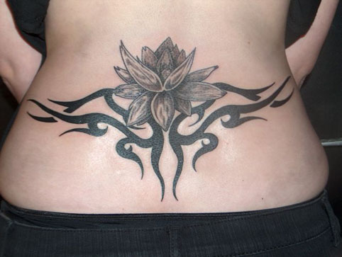 tatouage bas du dos fleur de lotus