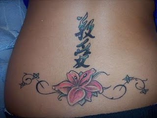 tatouage bas du dos fleur de lys
