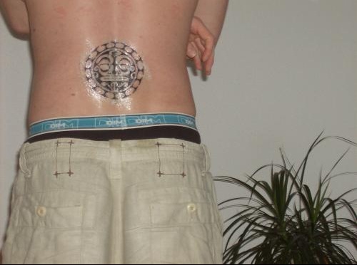 tatouage bas du dos homme