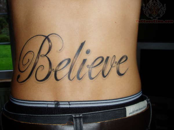 tatouage bas du dos phrase
