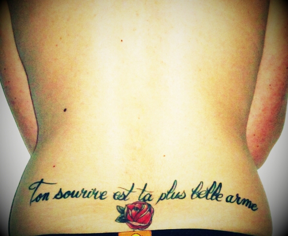 tatouage bas du dos phrase