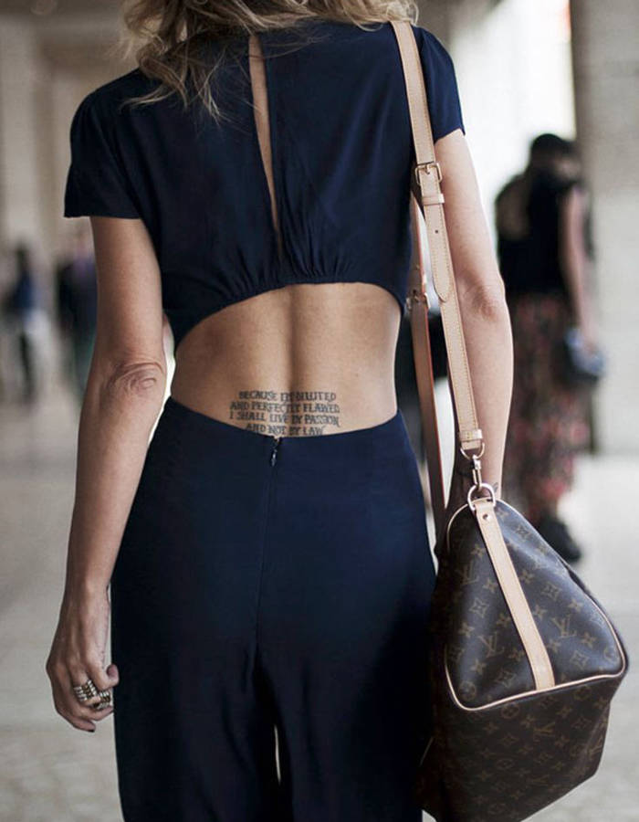 tatouage bas du dos phrase