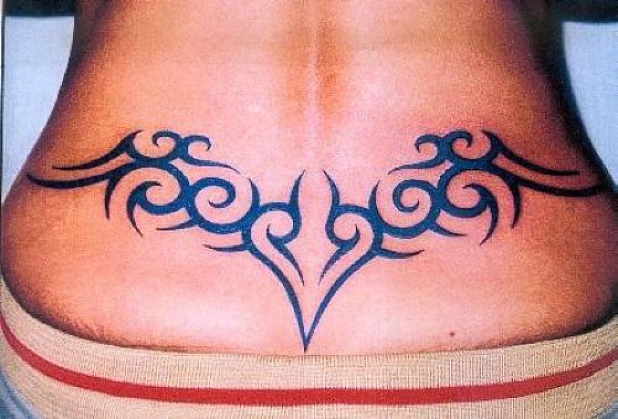 tatouage bas du dos tribal