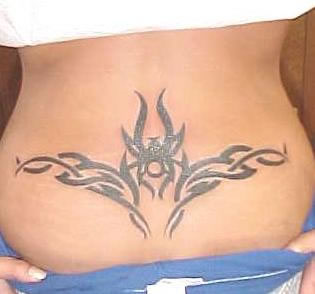 tatouage bas du dos tribal