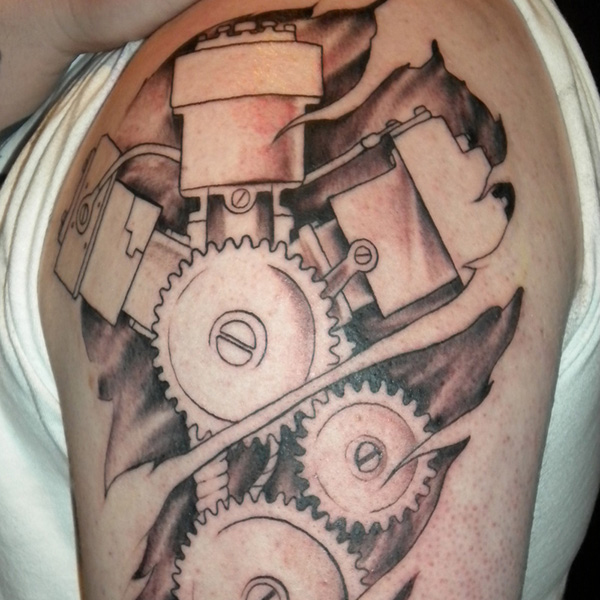 tatouage biomecanique biceps