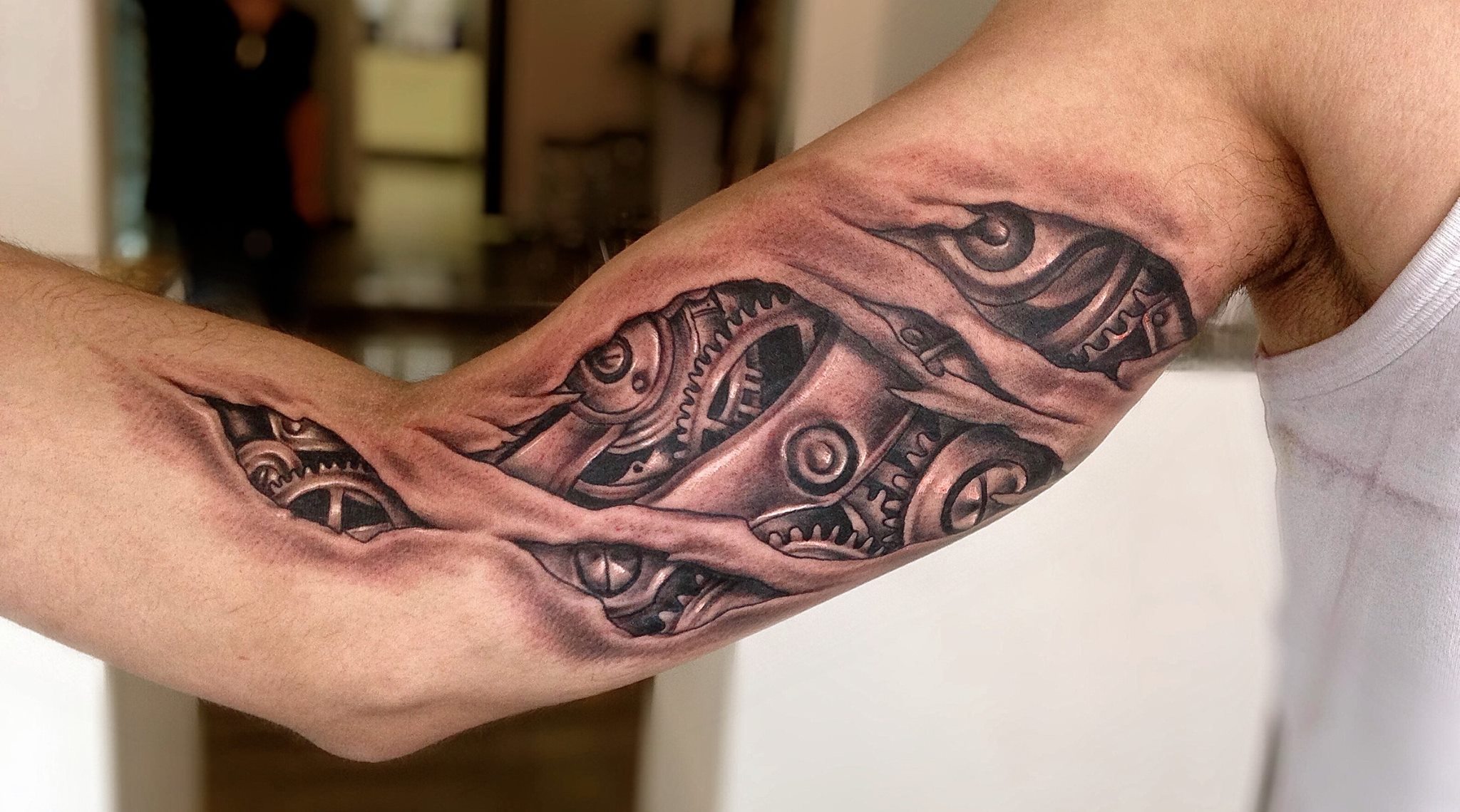 tatouage biomecanique biceps
