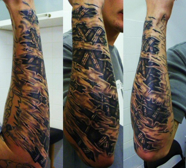 tatouage biomecanique bras homme