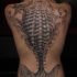 tatouage biomecanique colonne vertebrale